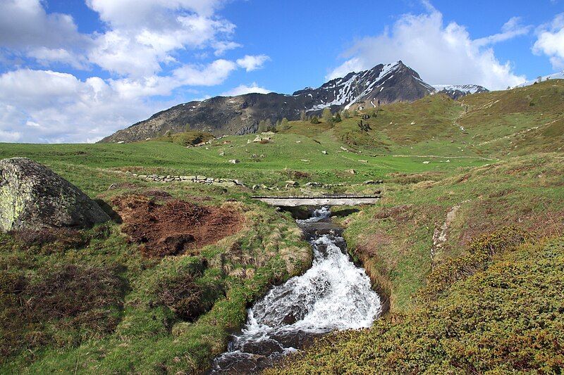 File:Chrummbach Simplonpass.jpg