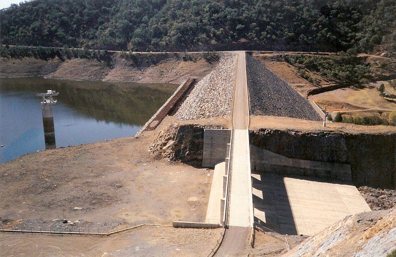 File:Glenlyon Dam spillway.jpg