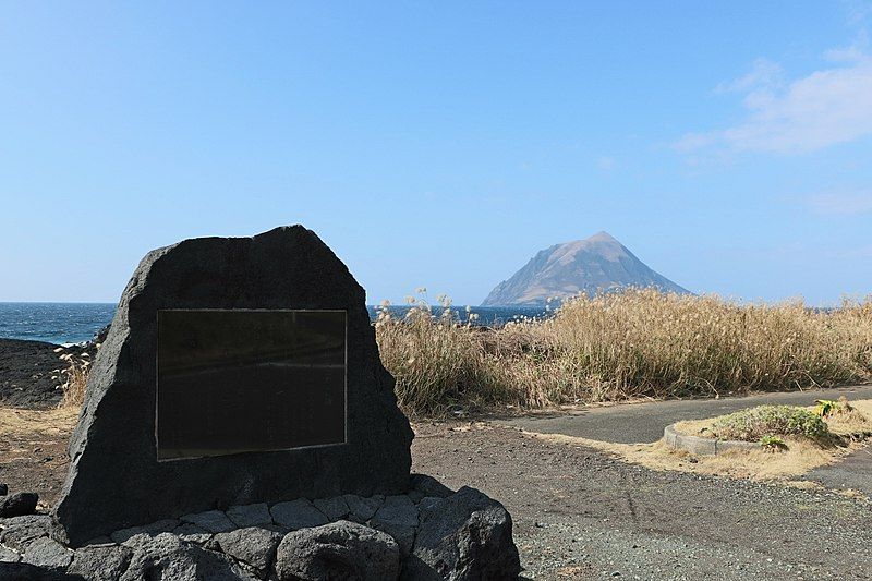 File:Hachijo-Kojima-wasurejino-hi Stone monument.jpg