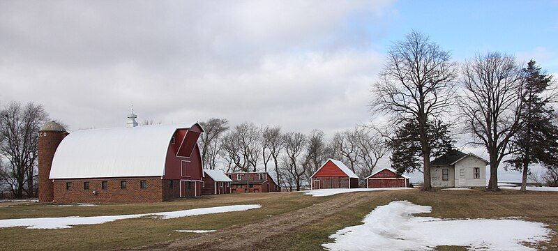 File:Hwy14FarmSleepyEyeMN.jpg