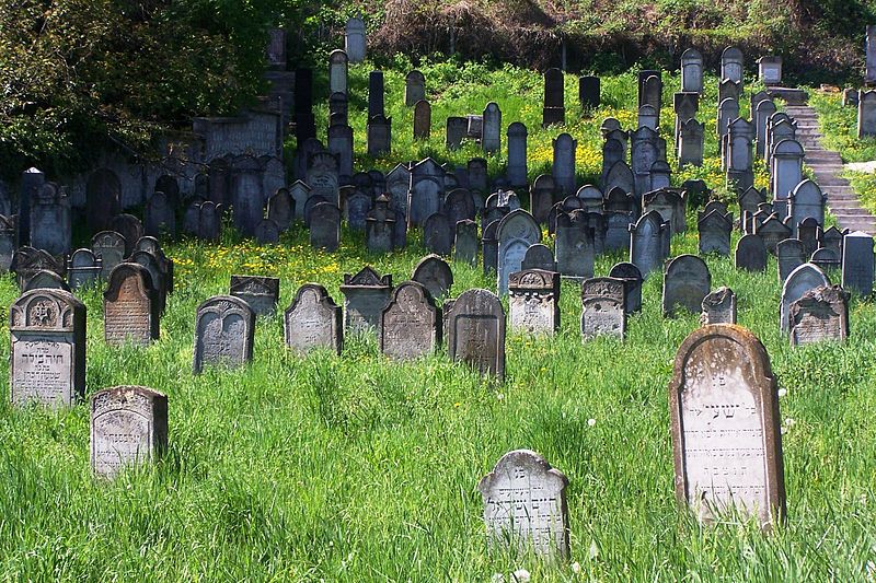 File:Jewish cemetery, Tokaj.JPG