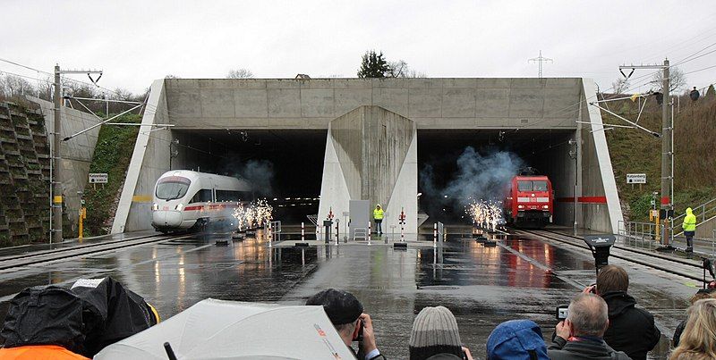 File:KBTPremierenzuegeVerlassenTunnel.jpg