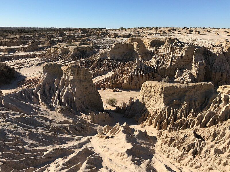 File:Lake Mungo lunette.jpg