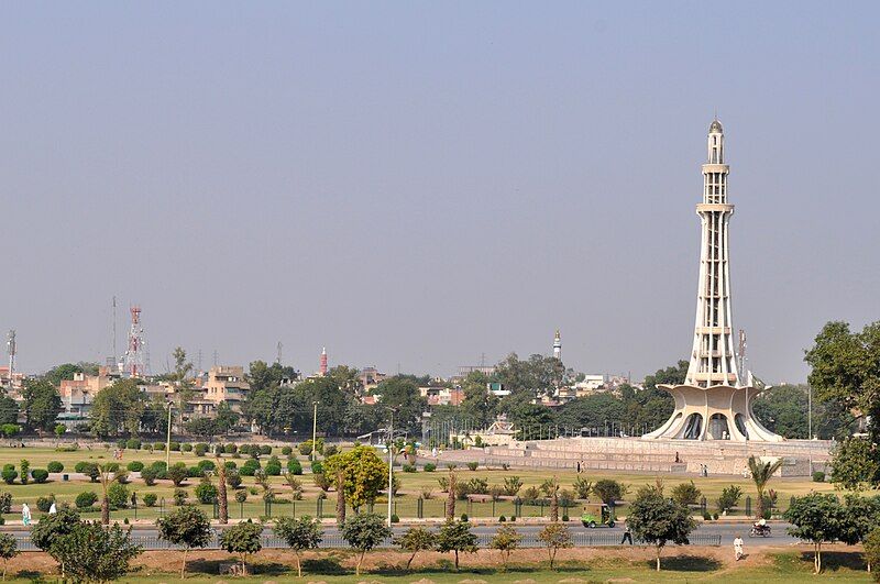 File:Minar-e-Pakistan 2011.JPG