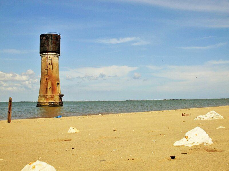 File:Spurn Head (33439501315).jpg