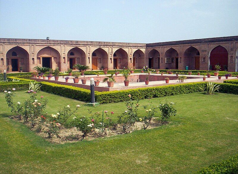 File:Tomb of Sheikh-Chilli-inside.jpg