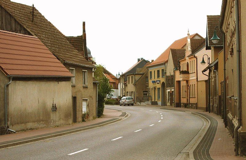 File:Tucheim Hauptstraße.JPG