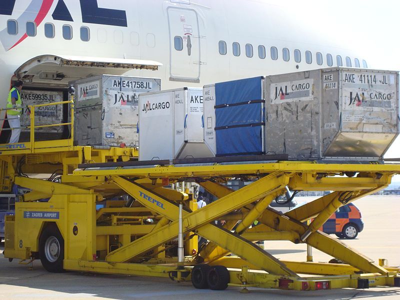 File:Unloading JAL 747.jpg