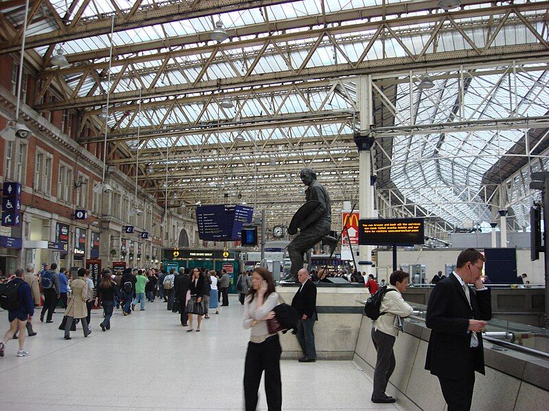 File:Waterloo Station concourse.jpg