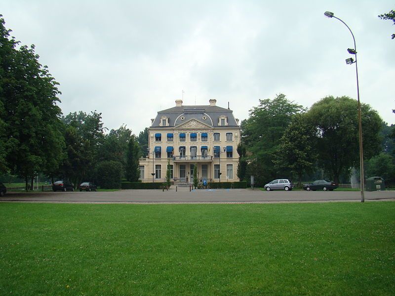 File:Wielsbeke kasteel Hernieuwenburg.JPG