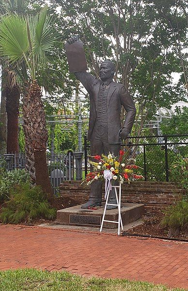 File:Al Edwards Statue.jpg