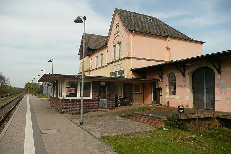 File:Bahnhof Wildeshausen (Rückseite).JPG