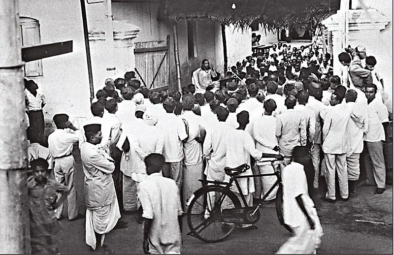 File:ChinmayanandaSatsangInAlley.jpg