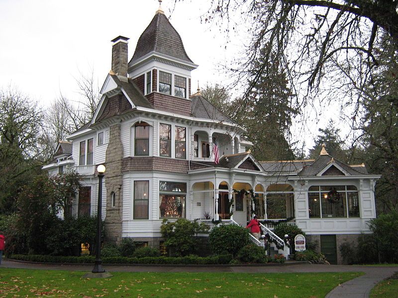 File:Deepwood House Christmas.jpg