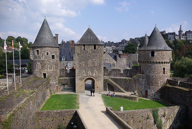 File:Fougeres Schloss.jpg