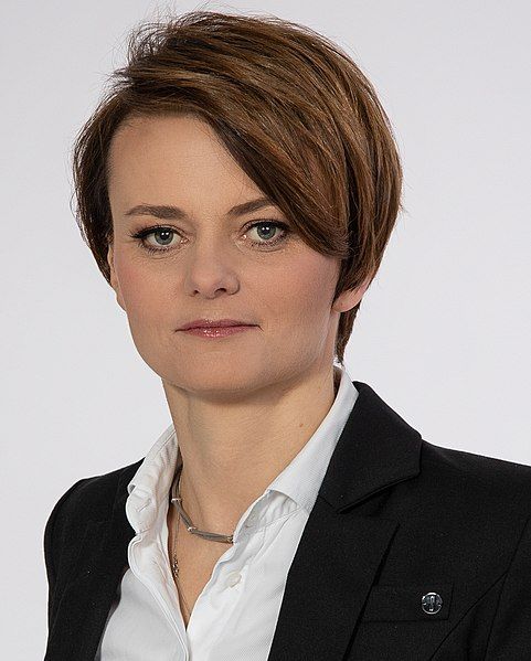 File:Jadwiga Emilewicz (cropped).jpg