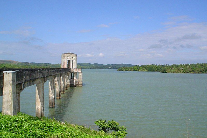 File:Lake caliraya.JPG