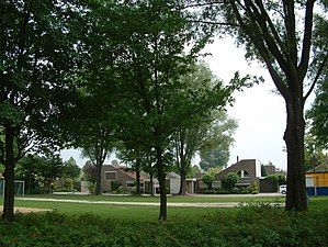 Overlooking the neighborhood playground, between the Rooswijck, the Twickel, the Soetendaal and the bicycle path.