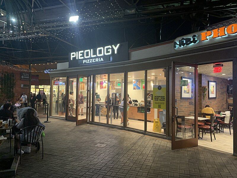 File:Pieology Pizzeria.jpg