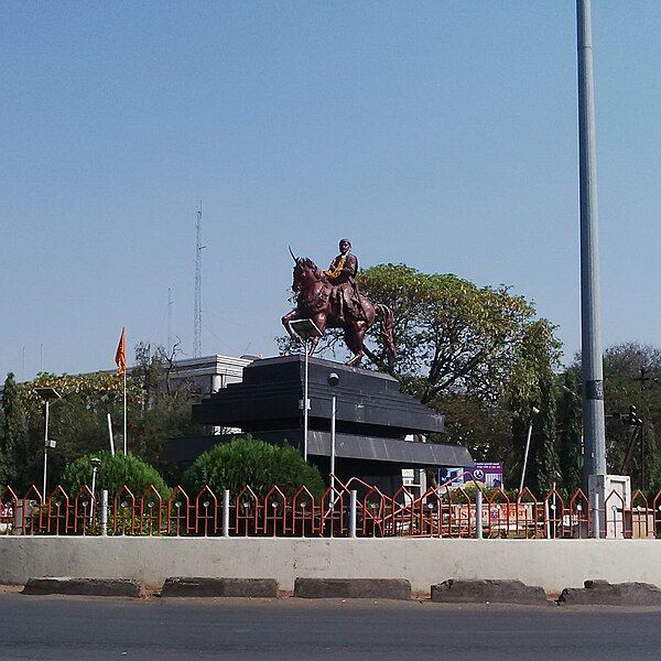 File:Shivaji Statue, Parbhani.jpg