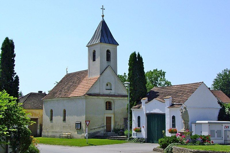 File:Steinabrunn Ortskapelle 1.jpg