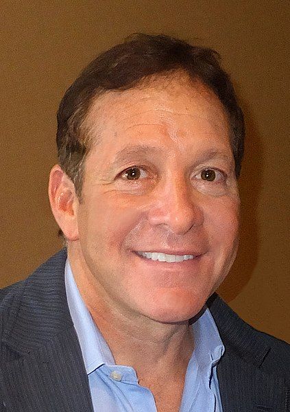 File:Steve Guttenberg 2013.jpg