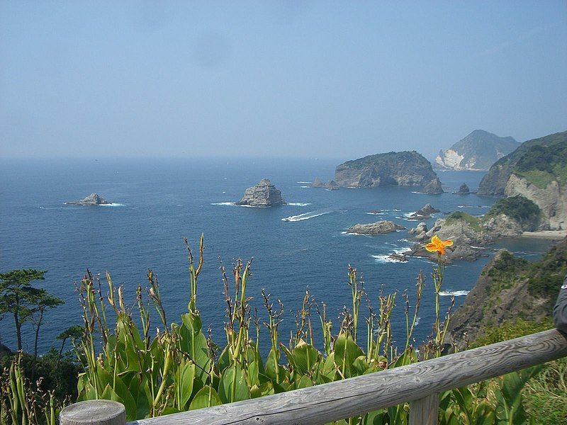 File:(静岡県) 伊豆-伊豆半島の南端、石廊崎を少し過ぎたとこにある奥石廊の展望台より。天気はいいが少しガス。 - panoramio.jpg