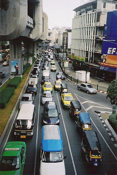 File:Bangkok-sukhumvit-road-traffic-200503.jpg