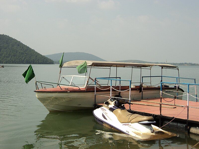 File:Boats at Dam.JPG