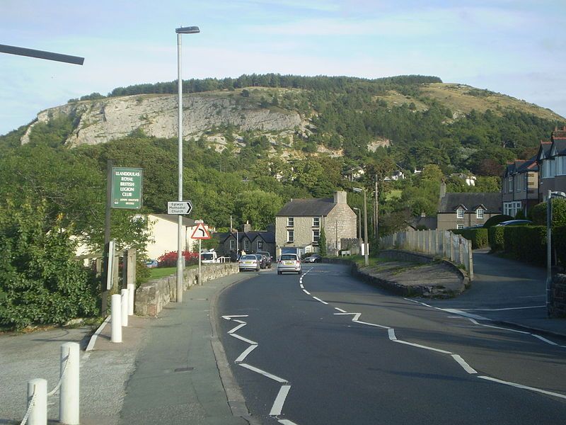 File:Cefn-yr-ogof from llanddulas.jpg