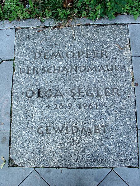 File:Gedenktafel Olga Segler.jpg