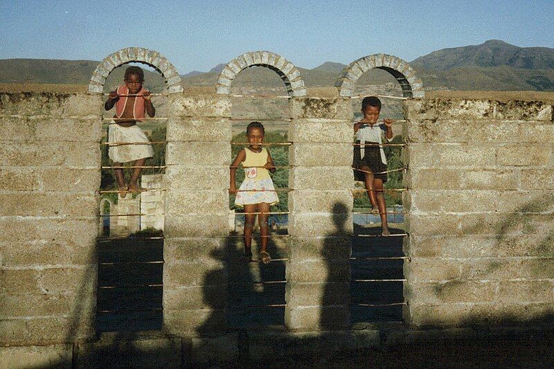 File:Girls and Arches.jpg