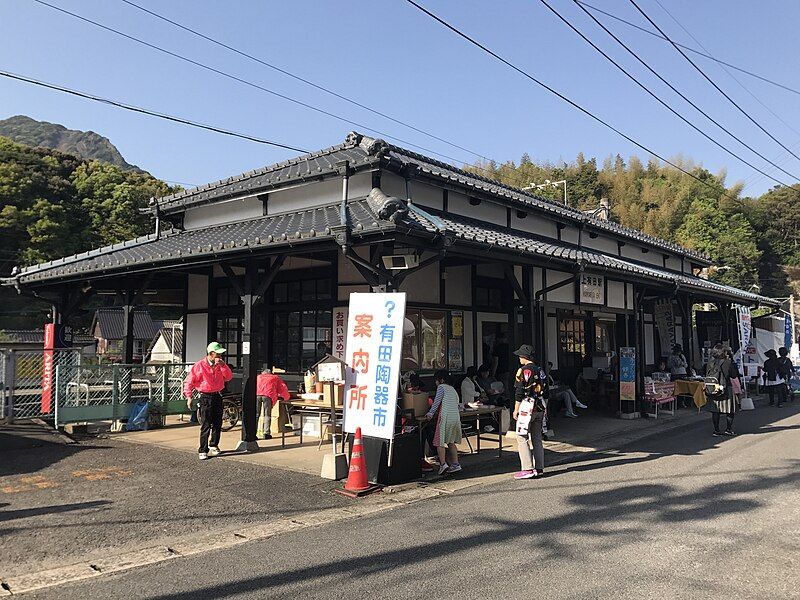 File:Kami-Arita Station 20170429.jpg