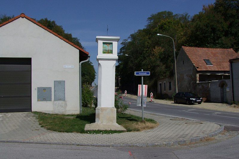 File:Kollnbrunn Tabernakelsäule.jpg