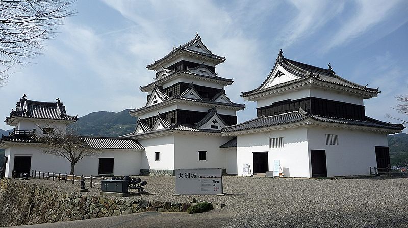 File:Ozu Castle 2009.jpg