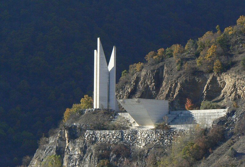 File:Vatcha-dam-Anton-Ivanovtsi-monument-1.jpg