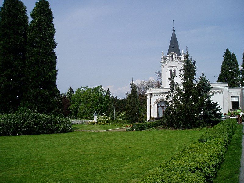 File:Arboretum-sk8.JPG