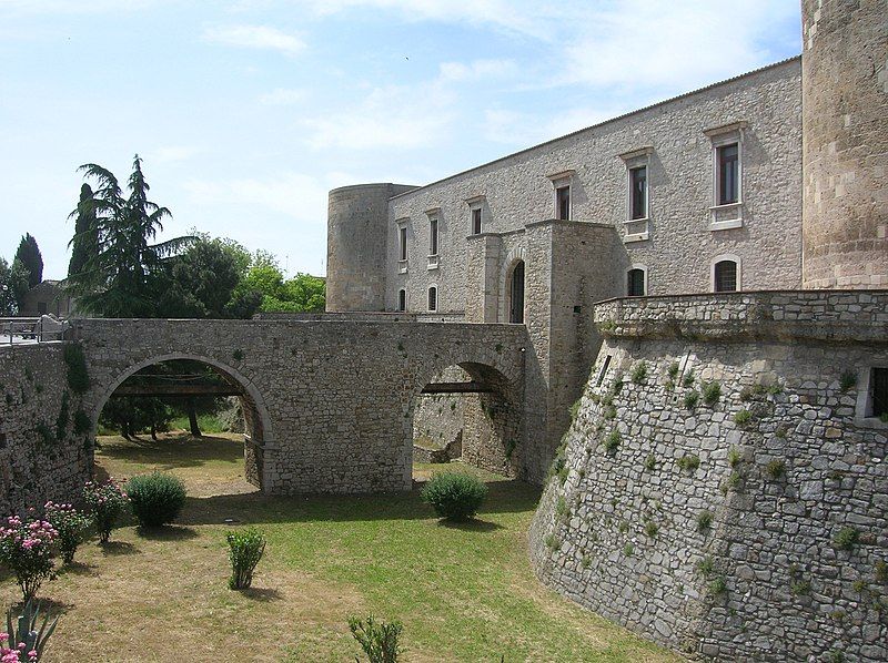 File:Castello Venosa2.jpg