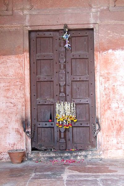 File:Door-side-building-Taj-Mahal-flower-garlands.JPG