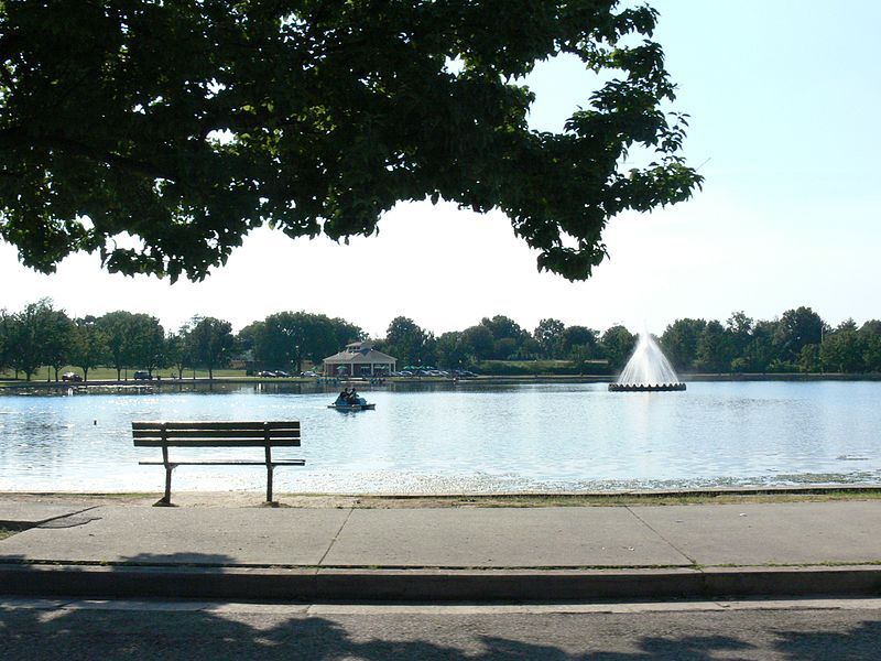 File:FountainLakeByrdPark.JPG