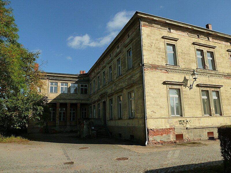 File:GlöwenBahnhofHof.jpg