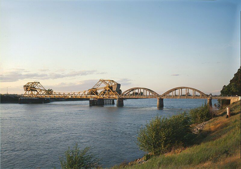 File:Isleton Bridge.jpg