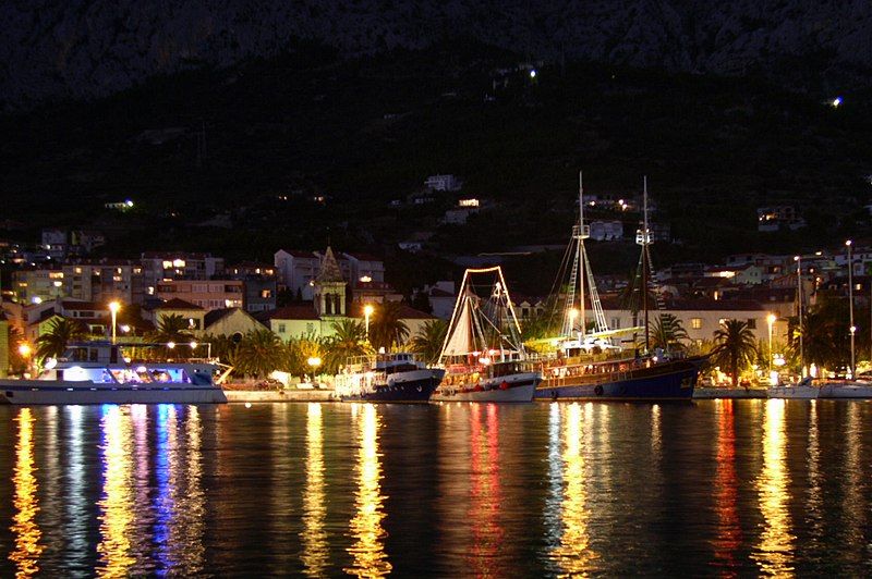 File:Makarska by night.jpg