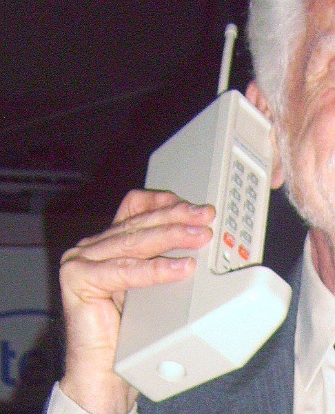 File:Motorola DynaTAC.jpg