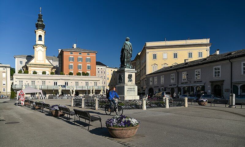 File:Salzburg Mozartplatz (48489550101).jpg