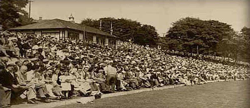 File:Toombul 1932 Crowd.jpg