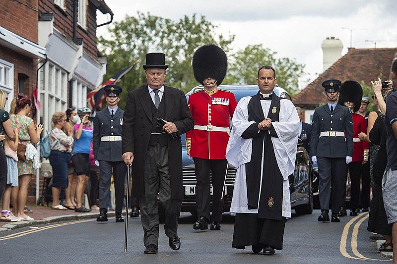 File:Vera Lynne funeral.jpg