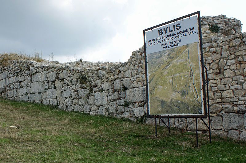 File:Byllis Wall.jpg