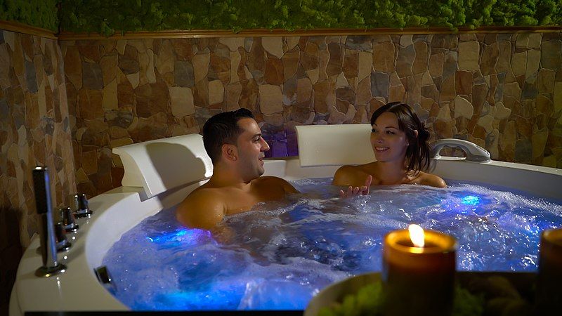 File:Couples Bath Spa.jpg