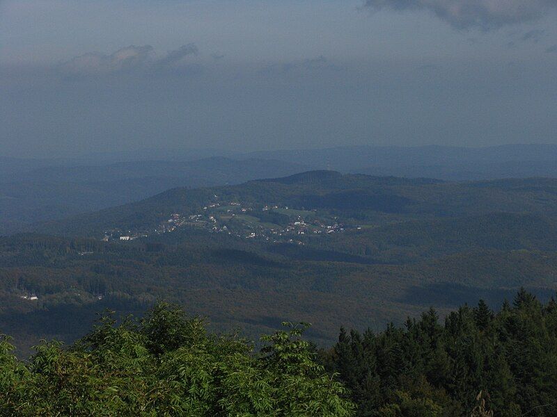 File:Hochstraß vom Schöpfl.jpg